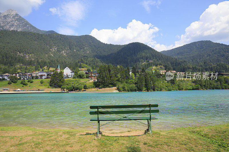 歇点凳夏季景观。美丽的Auronzo湖- Lago di Auronzo (Auronzo di Cadore)山在Dolomites，意大利北部。山上的夏天